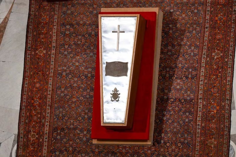 Sepultan féretro del papa Francisco