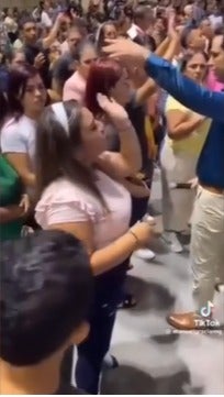 Pastor se frustra mujer se desmayara alabanza