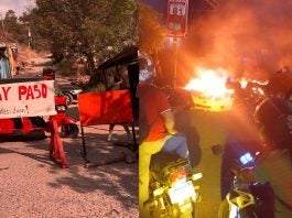“Somos pueblo, no polvo”: vecinos de Los Pinos protestan por calles en mal estado