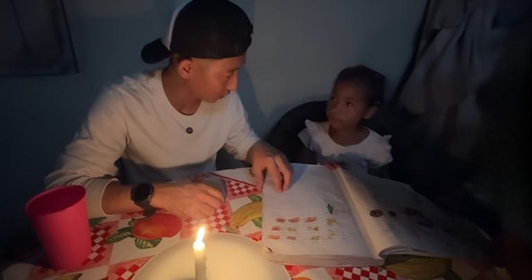 Shin muestra lucha diaria en Calamateca, La Paz, donde niños estudian con velas