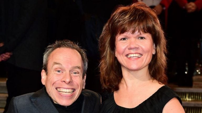 Revelan causa de muerte de Samantha Davis, esposa de Warwick Davis