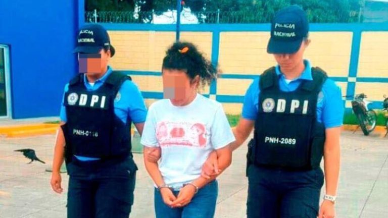 Condenan a mujer por homicidio y maltrato de su hijastra de tres años