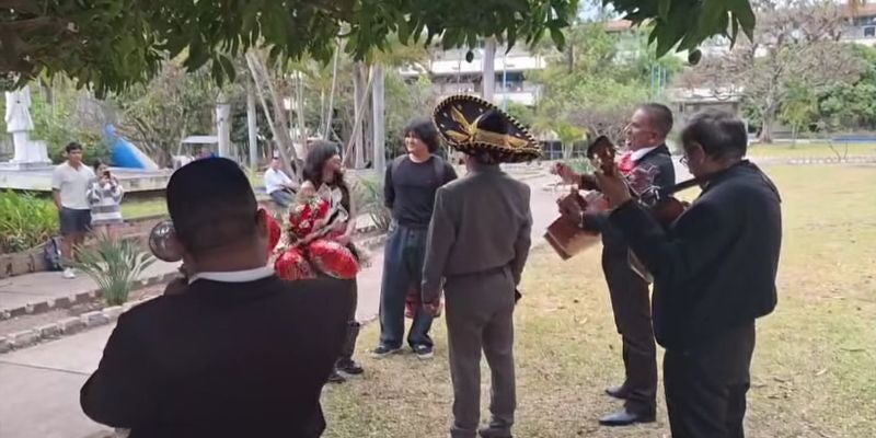 Estudiante conquista corazones con romántica serenata a su novia en la UNAH