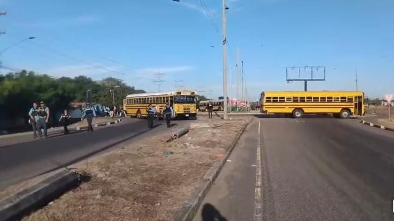 Transportista de la zona sur bloquean la carretera a San Lorenzo