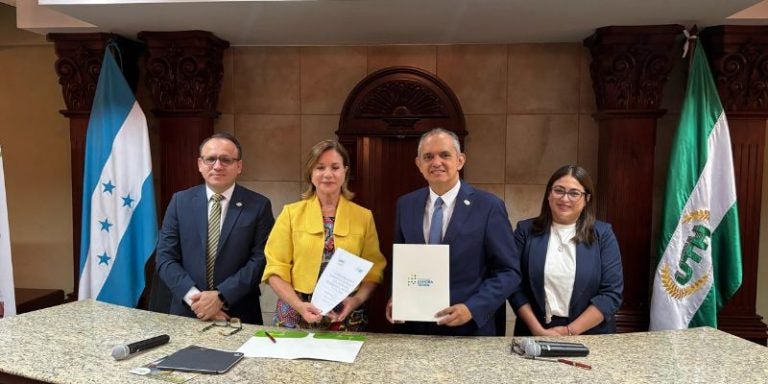 UTH y Fundación Zamora Terán firman convenio para transformar futuro educativo en Honduras