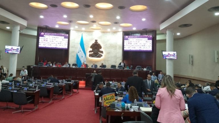 Diputado pide llamar a los comisionados de Conatel por registros de chips con datos biométricos