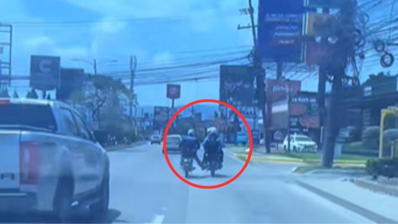 Motociclista ayuda a los agentes policiales