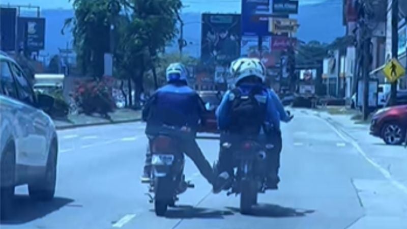 Motociclista ayuda a los agentes policiales