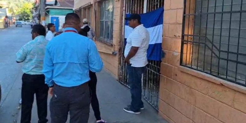 Padres de familia se toman escuela Juan Brooks en Roatán
