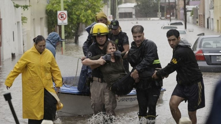 Inundaciones por fuertes lluvias obligan a miles a evacuar en Argentina
