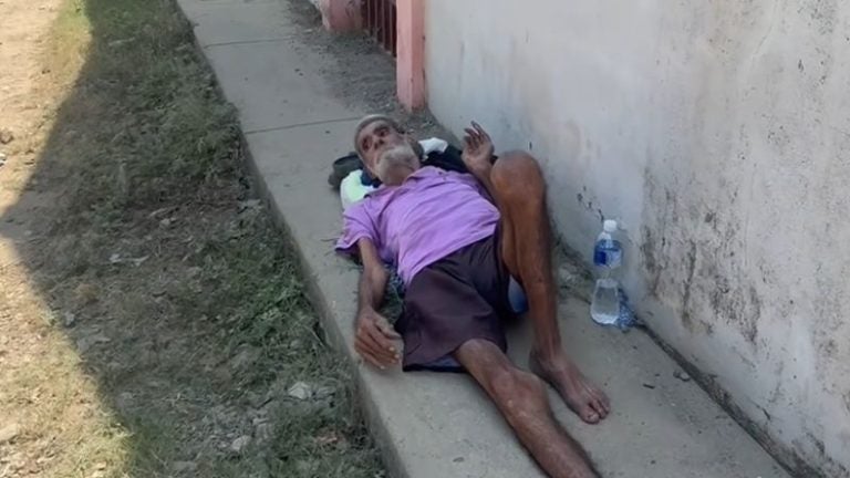 Crueldad: familiares abandonan a adulto mayor en una calle de El Progreso, Yoro