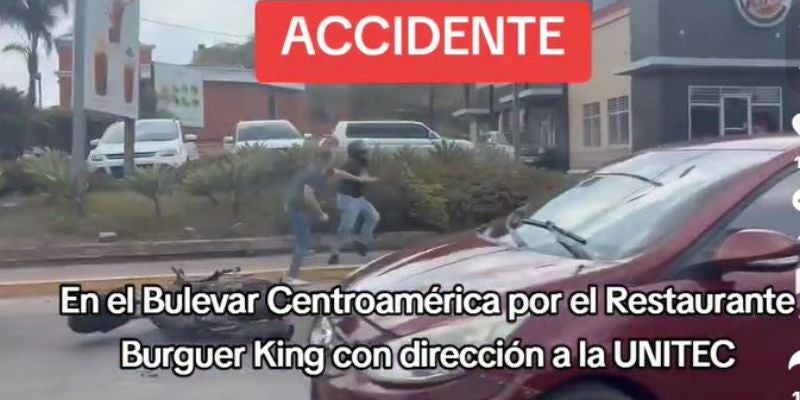 Conductor y motociclista protagonizan intenso altercado en el bulevar Centroamérica