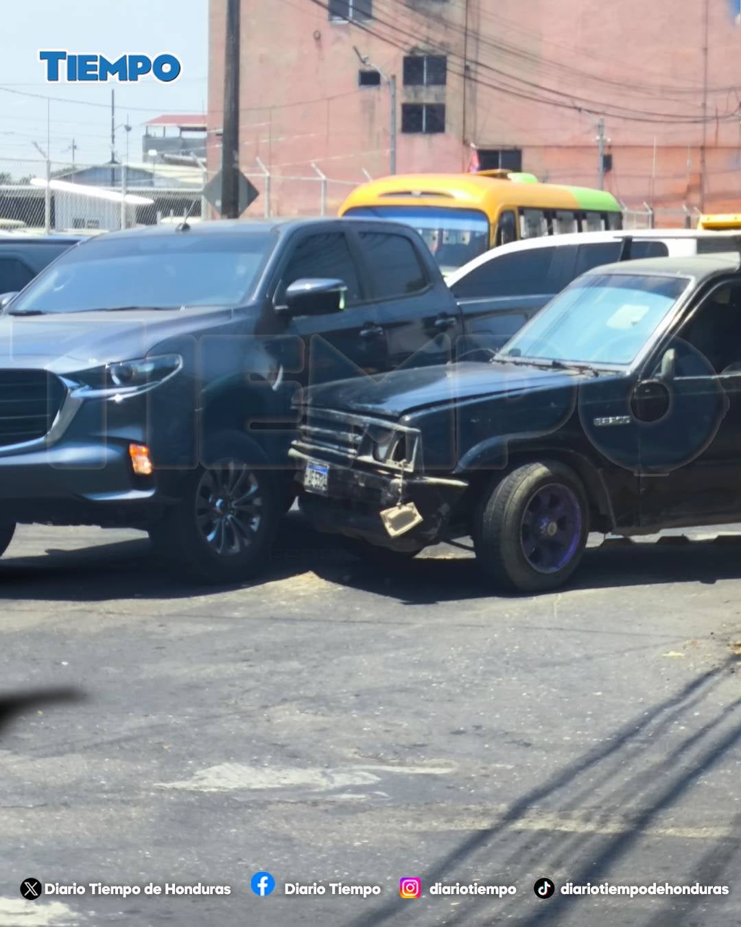 El conductor, visiblemente afectado pero tranquilo, aseguró que este es el primer incidente en sus nueve años de experiencia al volante.