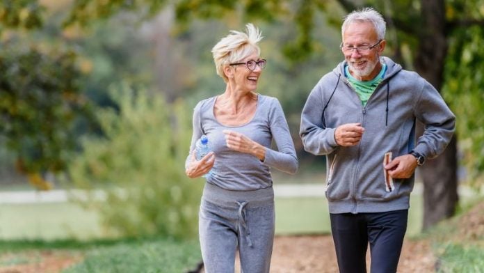 Conozca el hábito que ayuda a cuidar la salud después de los 60, según expertos