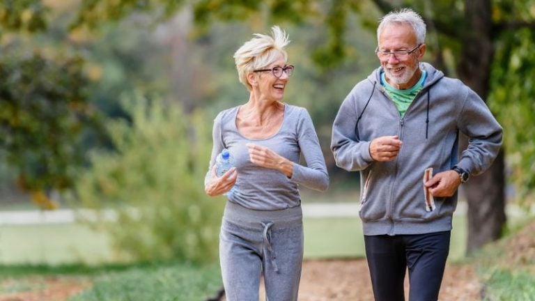 Conozca el hábito que ayuda a cuidar la salud después de los 60, según expertos