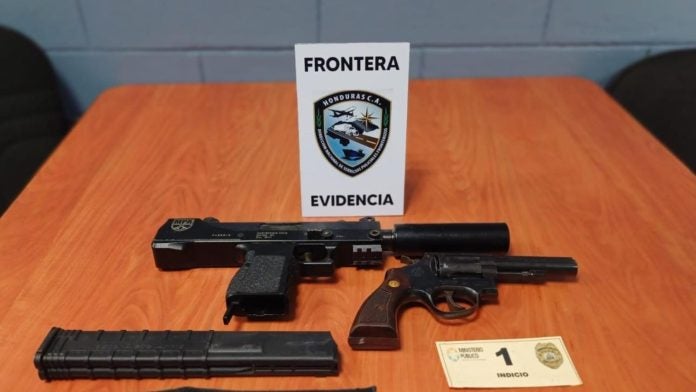 Autoridades decomisan armas ocultas Puerto Cortés