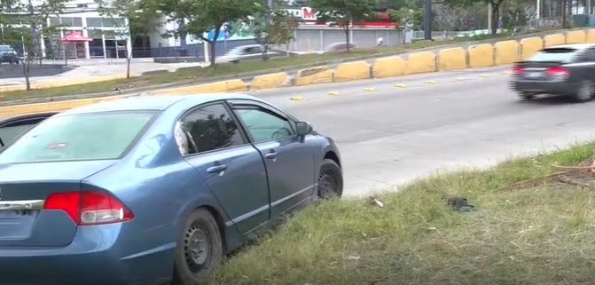 Policía encuentra a hombre dormido auto