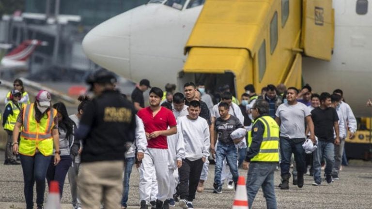 ¿Necesidad o miedo? Hondureño obtiene 1,000 dólares tras autodeportarse
