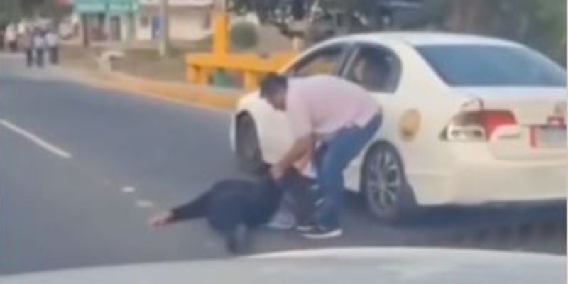 Ayudante de “rapidito” lanza a pasajera desde un bus en marcha y lo linchan