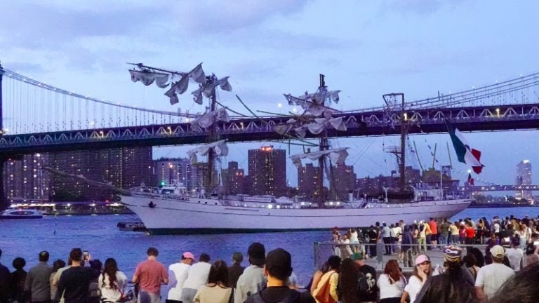 Dos tripulantes mueren tras choque de buque mexicano contra puente en Nueva York