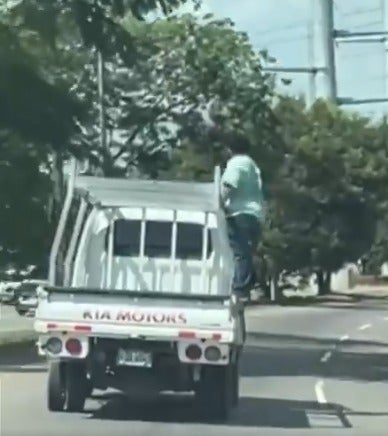 capta a hombre viajando parado vehículo CA-5