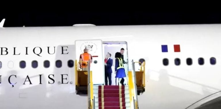 Polémica en Francia por el manotazo que la esposa dio a Macron