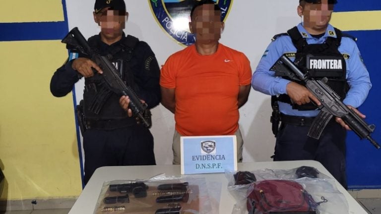Policía hondureña captura a notario guatemalteco en frontera de Agua Caliente