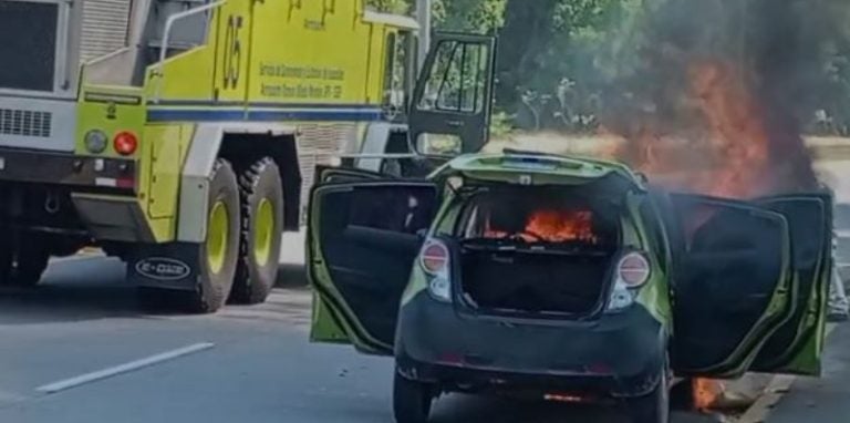 Vehículo se incendia cerca del aeropuerto Villeda Morales