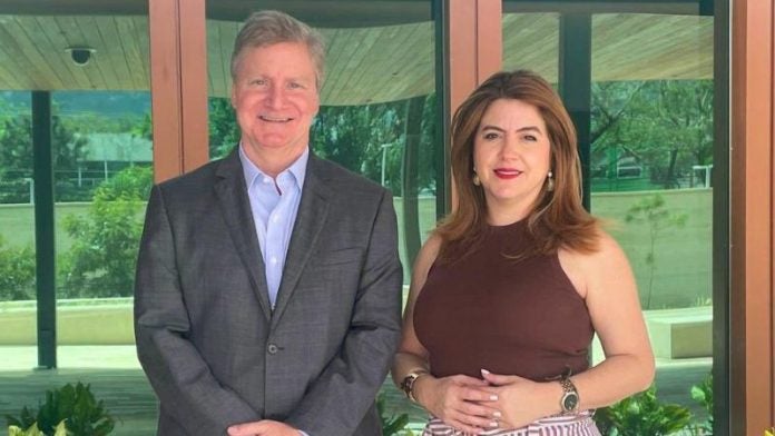 Roy Perrin y Cossette López.