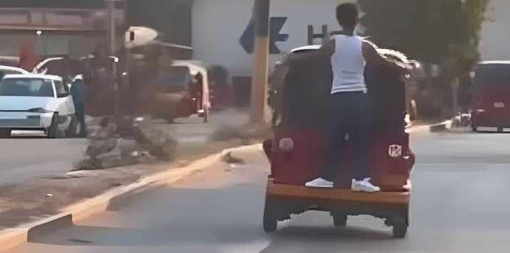 ¿Diversión o imprudencia? Hombre se cuelga peligrosamente de mototaxi en marcha