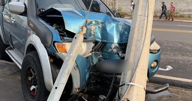 Auto de lujo choca contra un poste en TGU