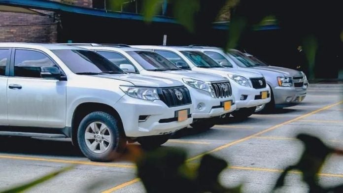 Cuestionan destino millonario en carros blindados a través del mecanismo de protección