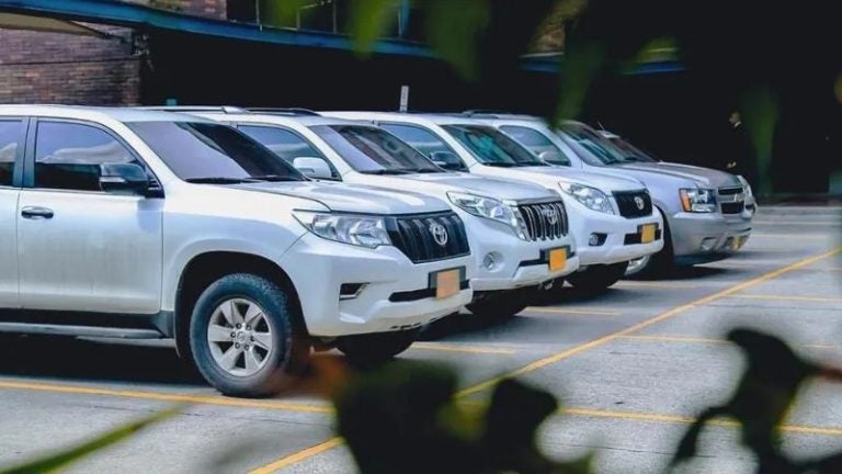Cuestionan destino millonario en carros blindados a través del mecanismo de protección