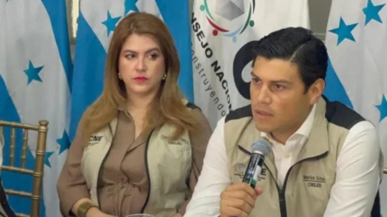 Cossette López Marlon Ochoa Deje de manipular