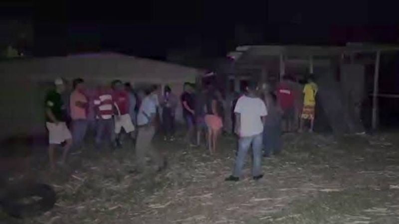 Pobladores llegaron a la escena del crimen. 