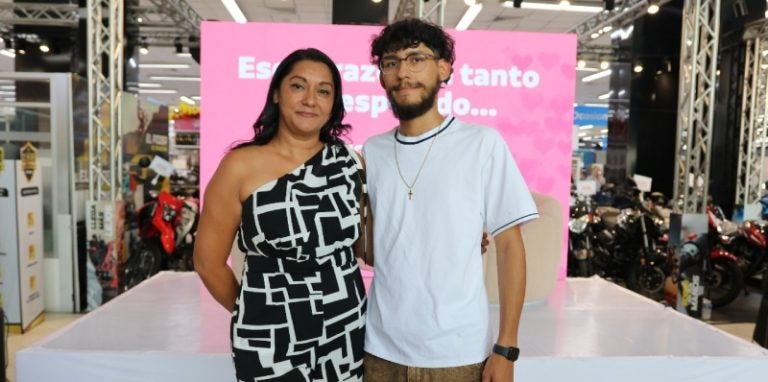 Madre e hijo sellan emotivo reencuentro tras doce años de separación gracias a Diunsa y HCH
