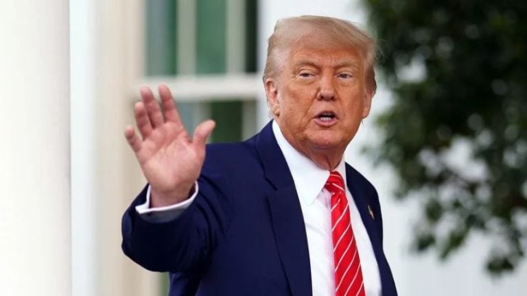 Trump insta al Supremo a revocar el estatus legal de cientos de inmigrantes en EEUU