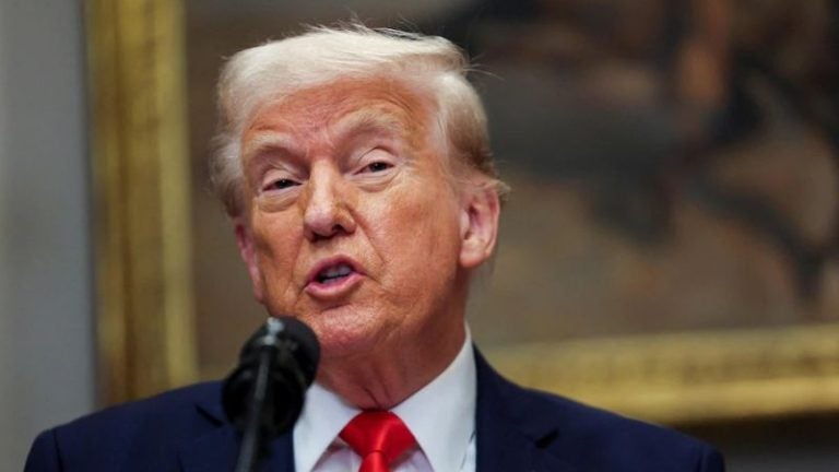 Trump dice que "ojalá" los tribunales le permitan continuar con expulsiones de migrantes