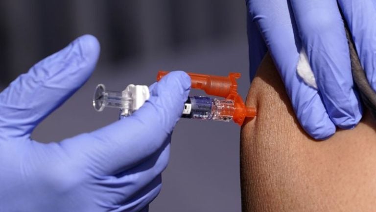 EE. UU. cancela contrato de $766 millones con farmacéutica para vacuna contra virus