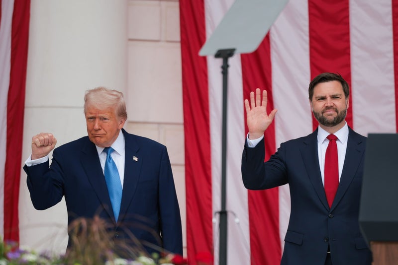 Trump rompe protocolo discurso del Día de los Caídos