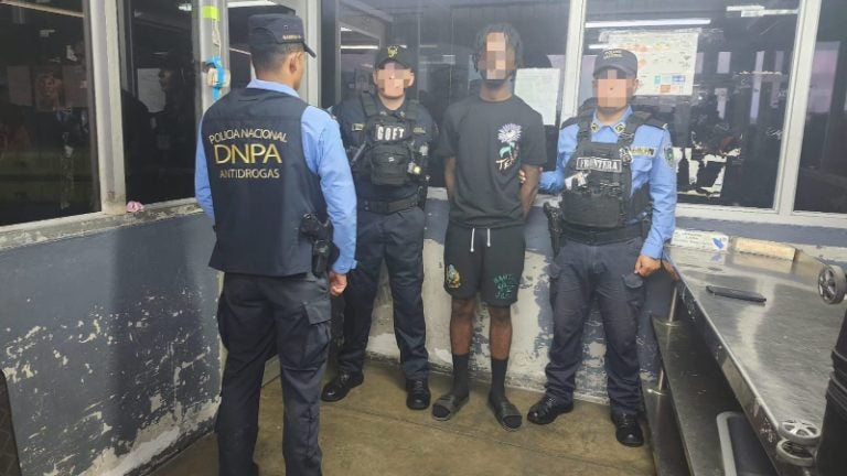 Detienen a estadounidense con supuesta droga en el aeropuerto Ramón Villeda Morales