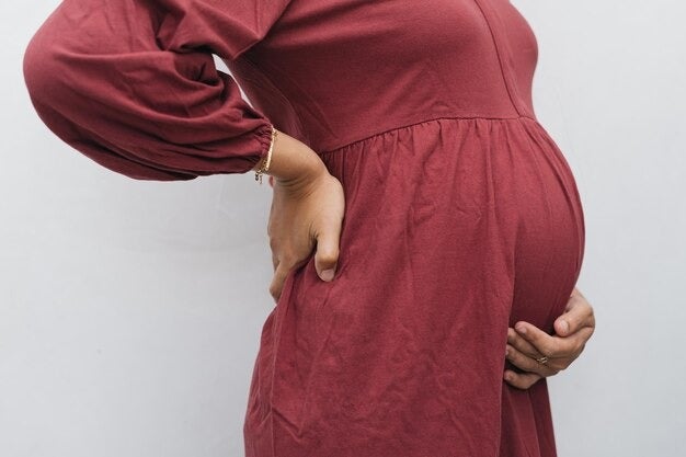 Mujer embarazada muere cocodrilo inundación