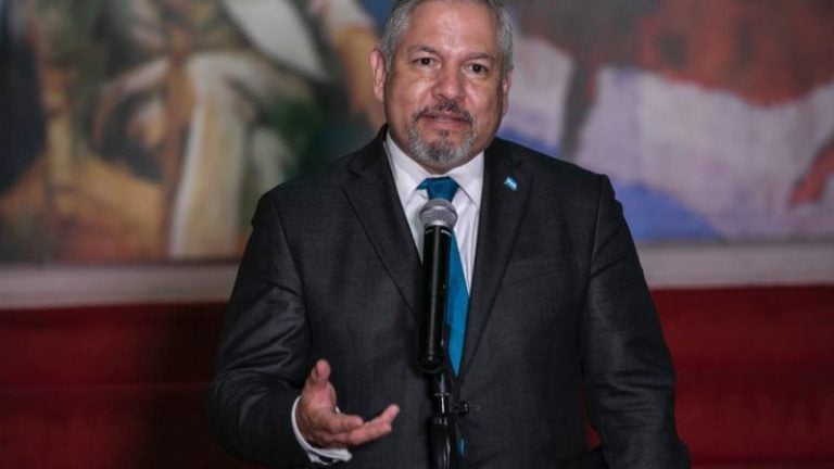 Canciller Reina denuncia intento de generar «zozobra y miedo» tras alerta de embajada americana