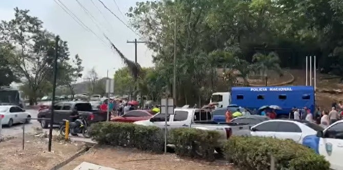 hondureños esperando Koriun devuelva dinero