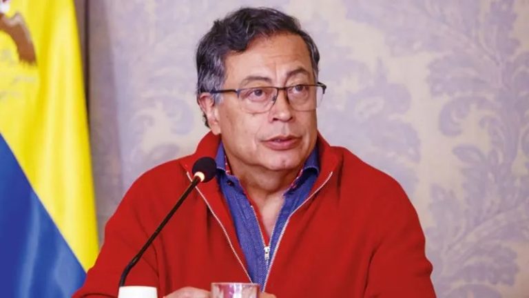 Petro propone firmar "un papelito" que ponga fin a "cien años de soledad" en Colombia