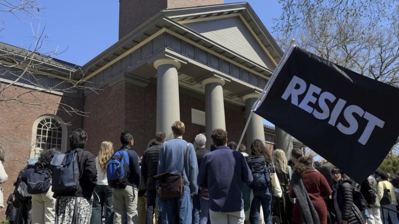 Harvard demanda nuevamente a Trump