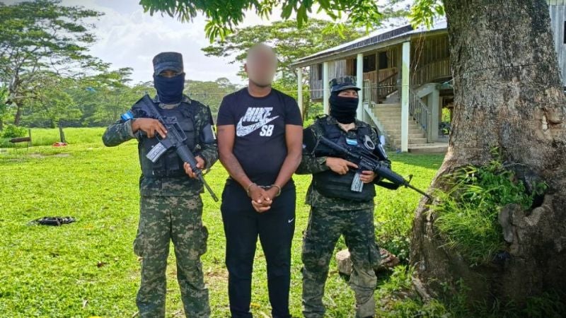 Hombre armas Brus Laguna