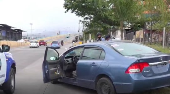 Policía encuentra a hombre dormido auto