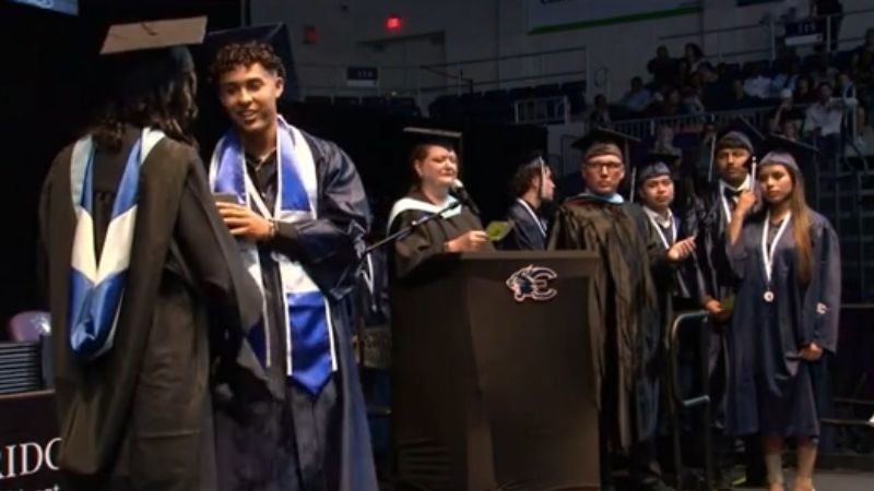 Joven bandera de Honduras en su graduación 