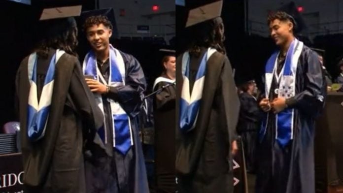 Joven bandera de Honduras en su graduación